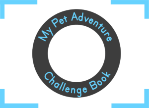 Das Logo von My Pet Adventure Challenge Book. Eine Kamera, bei der auf der Linse der Name des Unternehmens steht.