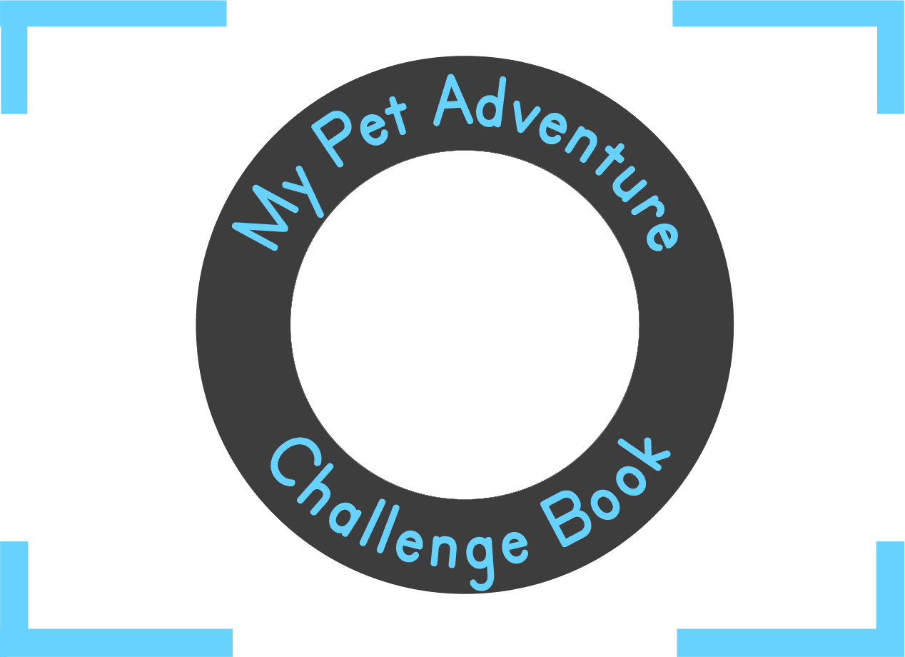 Das Logo von My Pet Adventure Challenge Book. Eine Kamera, bei der auf der Linse der Name des Unternehmens steht.